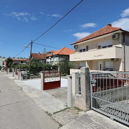 Apriori - Free Parking * ザダル