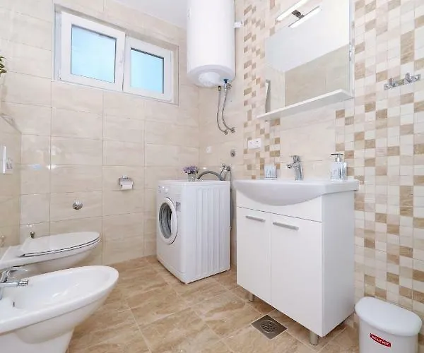 Apriori - Free Parking * ザダル