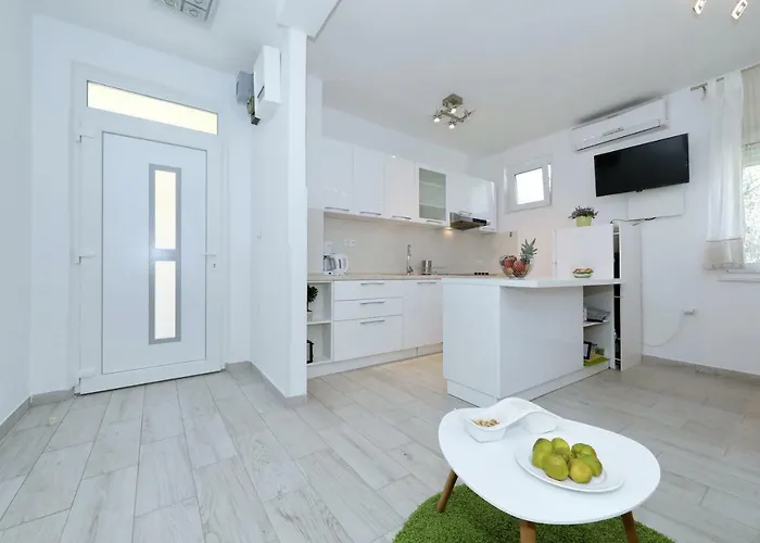 Apriori - Free Parking * ザダル