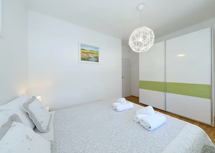 Apriori - Free Parking ザダル