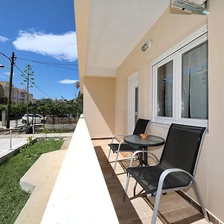 Apartment Apriori - Free Parking