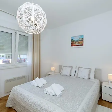 Apriori - Free Parking דירה