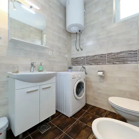 Apriori - Free Parking Apartment *