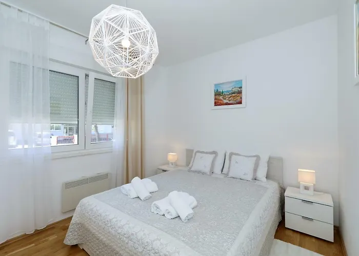 Apriori - Free Parking Appartement